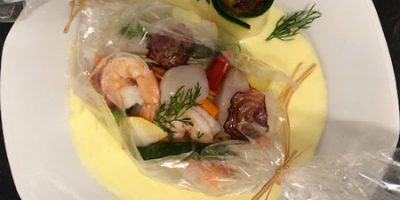 Papillote du Pêcheur (St Pierre, St Jacques, queues de Gambas, julienne de légumes, champignons) sauce Provençale